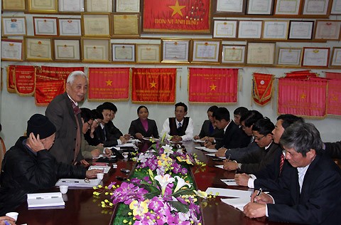 Luật sư Lê Đức Tiết phát biểu khi trao đổi với lãnh đạo chính quyền huyện Tiên Lãng